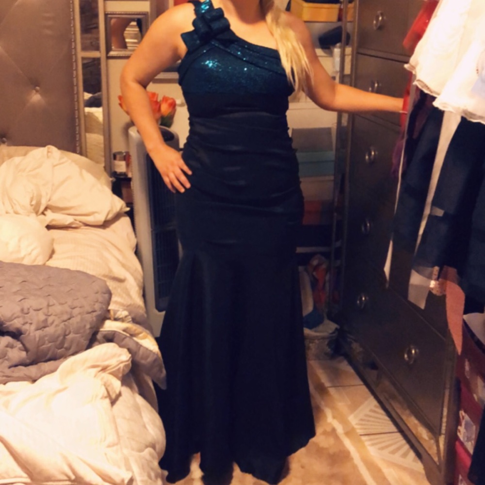 Long beautiful dress only wore once..